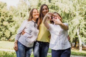 Imię Felicja – etymologia, symbolika, daty świętowania i sławne osobistości, które je noszą