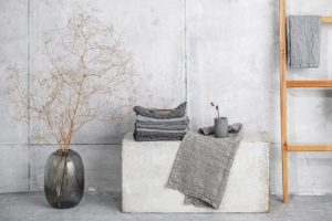 Bawełna czy syntetyk? Przewodnik po materiałach do tekstyliów domowych